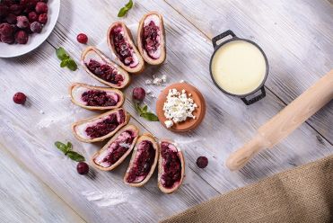 Творожный рулет с вишней и грецким орехом Творожный рулет с вишней и грецким орехом