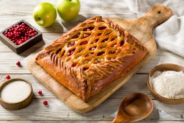 пирог с яблоком и брусникой