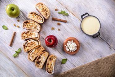 Творожный рулет с яблоком и изюмом