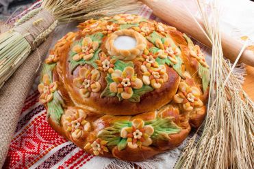 Каравай красивый с цветным украшением